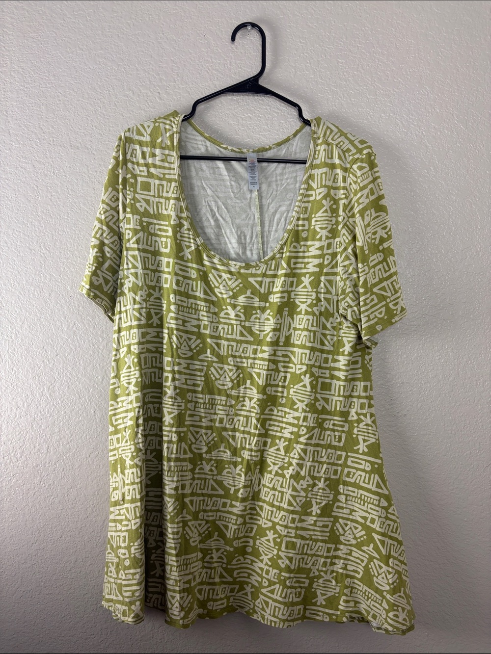 LuLaRoe White/pea green geometric pattern tunic shirt XL